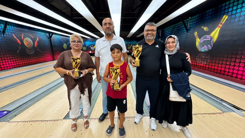 Gazeteciler bowling turnuvasında yarıştı