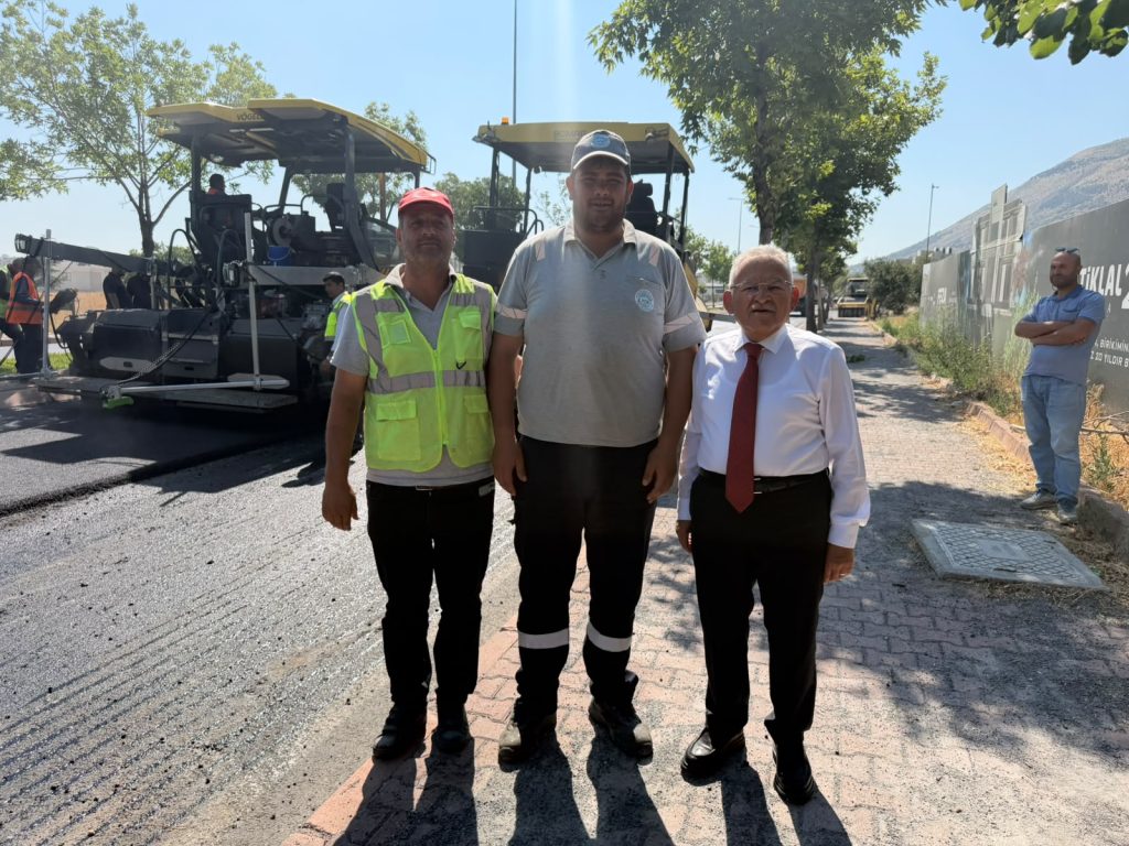 Başkan Büyükkılıç’tan Şehit Komandolar Caddesi’ndeki Asfalt Çalışmasında Pazar Mesaisi