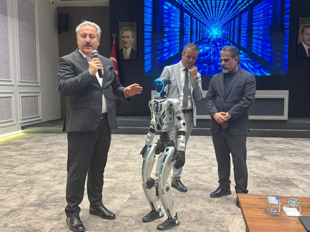 Başkan Palancıoğlu insansı robot MEGA’yı tanıttı